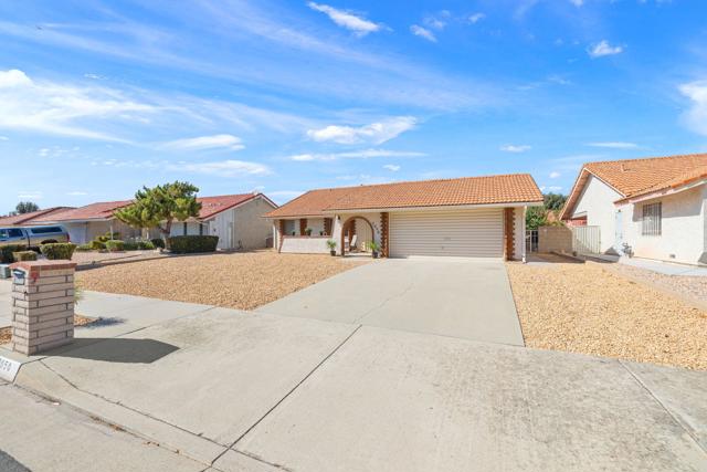 2050 Silver Oak Way, Hemet CA: https://media.crmls.org/mediaz/2dc1ba02-6c53-45a8-8960-d6e137b2a352.jpg