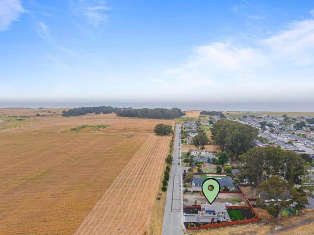 575 Seymour Street, Half Moon Bay CA: https://media.crmls.org/mediaz/2dc2dd84-9cb1-479a-bf0d-2fe997bf38ed.jpg