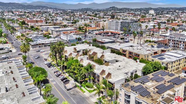 320 S Ardmore Avenue, Los Angeles CA: https://media.crmls.org/mediaz/2dc342a0-ccf5-4466-90e3-ac3de33fb1ec.jpg