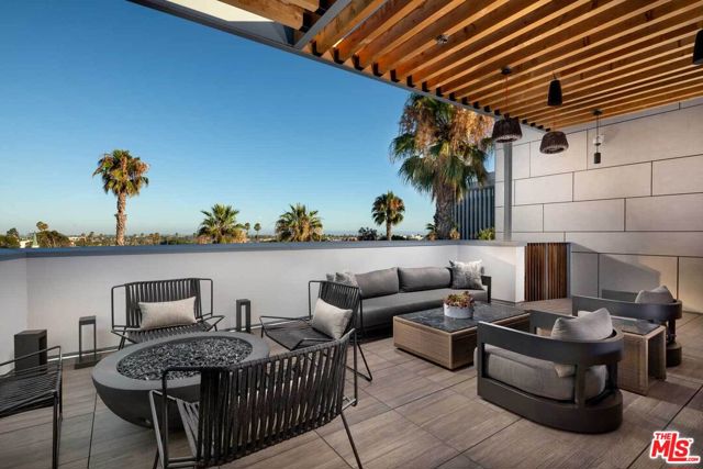 3223 Wilshire Boulevard, Santa Monica CA: https://media.crmls.org/mediaz/2dc3ad45-e29e-46b6-b957-c4b8dc44ec2d.jpg