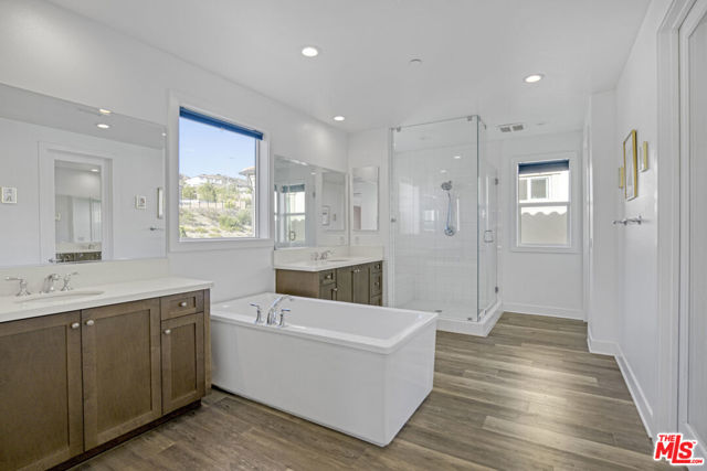12333 N Finch Court, Porter Ranch CA: https://media.crmls.org/mediaz/2dc3f58b-1181-4f74-a219-bdf3fef70a40.jpg