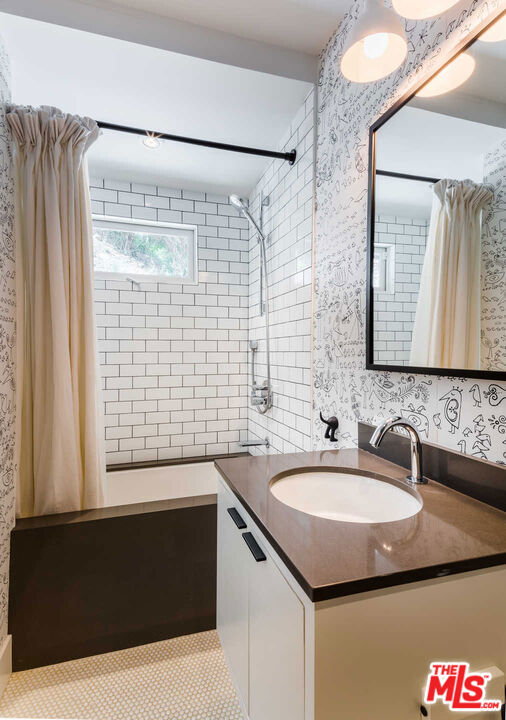3279 LEDGEWOOD Drive, Los Angeles CA: https://media.crmls.org/mediaz/2dc49a7e-e429-42c8-b11d-56b60bd822e6.jpg