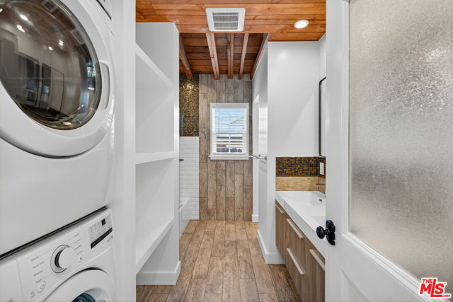 2121 Marine Street, Santa Monica CA: https://media.crmls.org/mediaz/2dc49c66-6a01-4b3a-a051-e48f0a6a8156.jpg