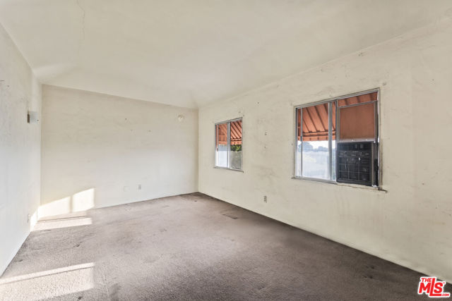 4958 Loleta Avenue, Los Angeles CA: https://media.crmls.org/mediaz/2dc4f85e-207a-42e4-8d51-0008dbaf7762.jpg