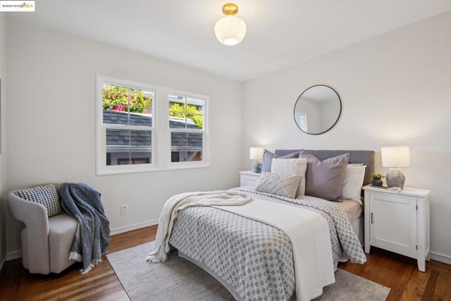 4332 Hyacinth Ave, Oakland CA: https://media.crmls.org/mediaz/2dc565cf-f59f-4b49-a184-4022ef1bc5f1.jpg