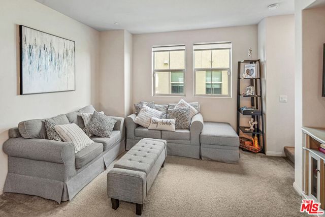 14122 W Willow Lane, Van Nuys CA: https://media.crmls.org/mediaz/2dc5767e-691a-49e1-aa14-ec69826e4dc5.jpg