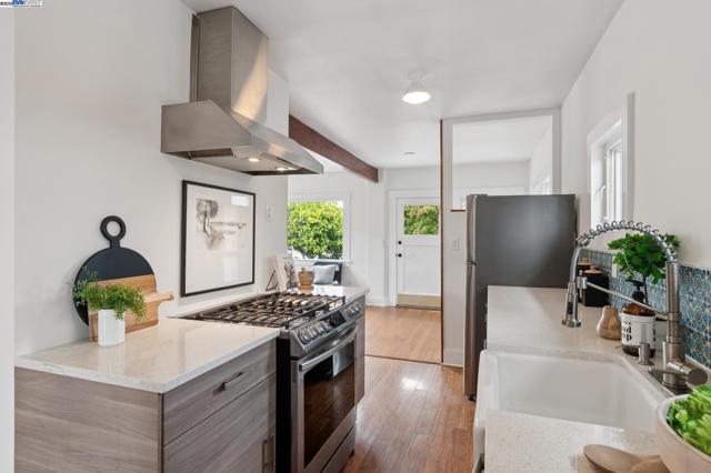 951 Madison St, Albany CA: https://media.crmls.org/mediaz/2dc59984-3ea2-4efc-904b-904ba6fc91c7.jpg