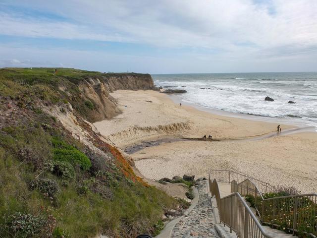 483 Winged Foot Road, Half Moon Bay CA: https://media.crmls.org/mediaz/2dc5b5a1-1ca2-466f-b5b2-a98be6af6b28.jpg
