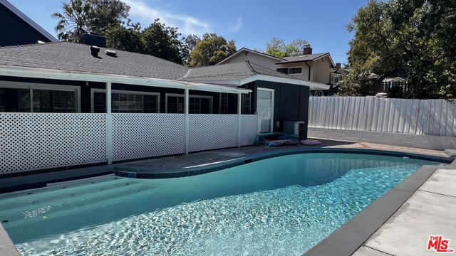 22111 Independencia Street, Woodland Hills CA: https://media.crmls.org/mediaz/2dc5e969-a956-44e9-a307-b4320efbfcd3.jpg