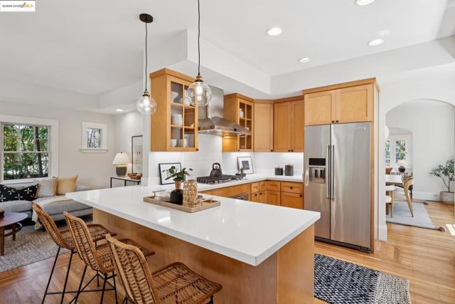 1071 Harvard Rd, Piedmont CA: https://media.crmls.org/mediaz/2dc63f2f-bfcd-46d4-991d-b8faf68e0525.jpg