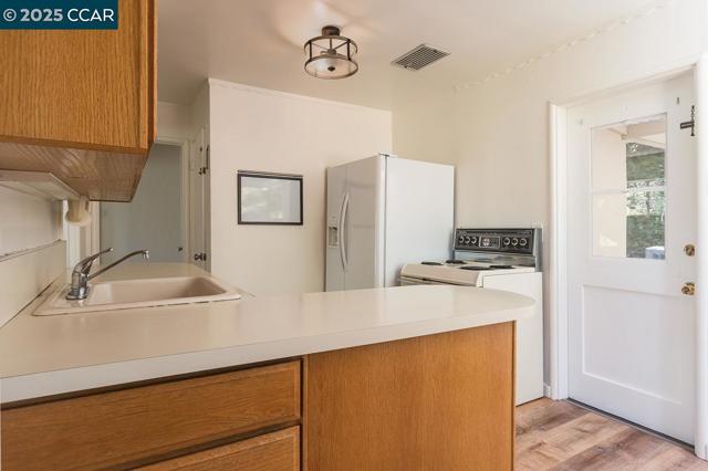 877 Mountain View Dr, Lafayette CA: https://media.crmls.org/mediaz/2dc6a835-64dd-4779-be2e-1d2068e2c75c.jpg