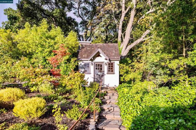 9 El Sueno, Orinda CA: https://media.crmls.org/mediaz/2dc6c15e-c43f-4d65-8f23-cd8df8cb51ef.jpg