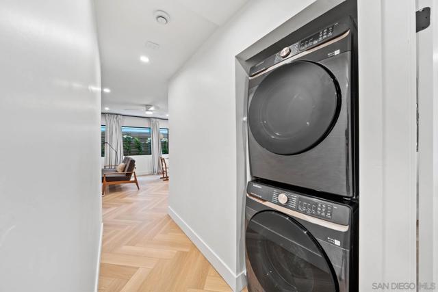 7372 76 Fay Ave, La Jolla CA: https://media.crmls.org/mediaz/2dc6fb48-41d1-4e68-baee-65a655852341.jpg