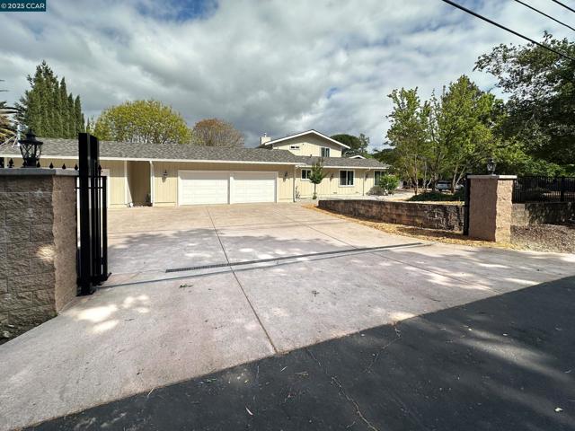 2200 Tice Valley Blvd +3BR ADU, Walnut Creek CA: https://media.crmls.org/mediaz/2dc79024-d181-4216-b3d5-368895d9a59f.jpg