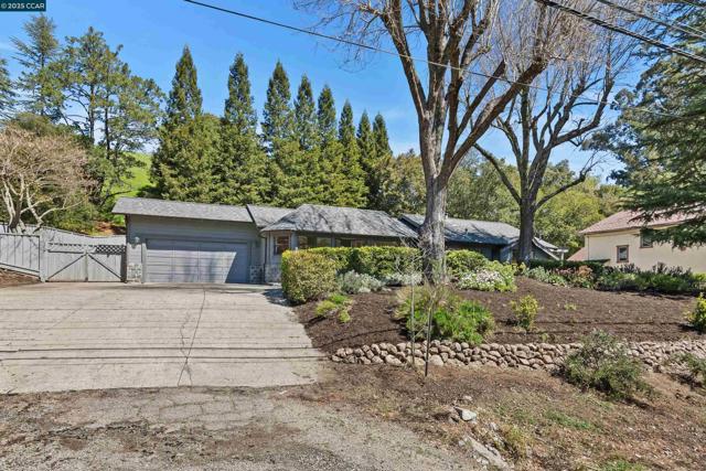225 Rheem Blvd, Moraga CA: https://media.crmls.org/mediaz/2dc7a4fa-efea-49ab-a4cd-f7d84811909a.jpg
