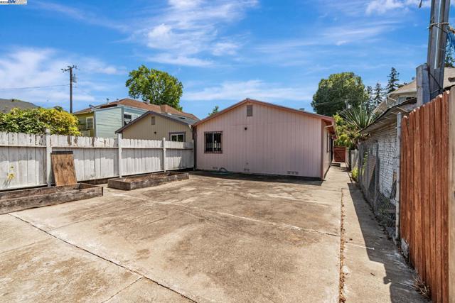 2538 E 16Th St, Oakland CA: https://media.crmls.org/mediaz/2dc7bda5-4c0a-43c5-8463-fd333eaa89e5.jpg