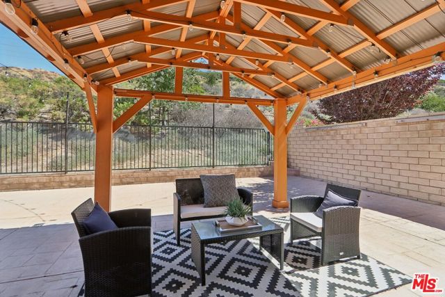 19317 Bension Drive, Santa Clarita CA: https://media.crmls.org/mediaz/2dc7cf25-7e00-4d85-9e1a-f4578c70aace.jpg
