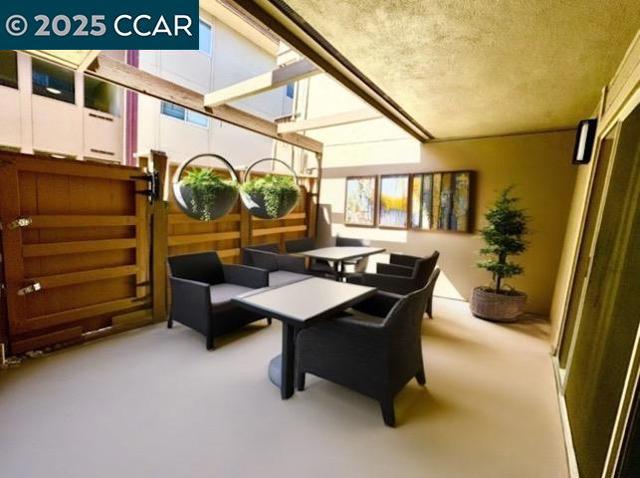 1305 Webster St, Alameda CA: https://media.crmls.org/mediaz/2dc95e40-b184-45cb-90ec-c374a390a8c5.jpg
