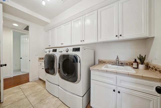 2307 Vineyard Heights Ln, Pleasanton CA: https://media.crmls.org/mediaz/2dc970f6-bddc-437b-8079-91c6f48d073a.jpg