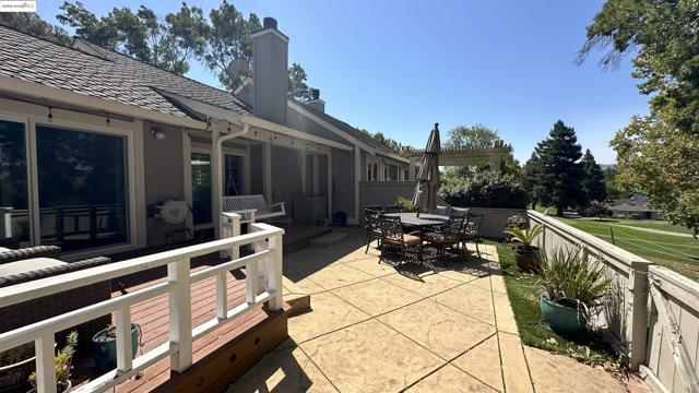 706 Lakeside Ct, Danville CA: https://media.crmls.org/mediaz/2dc9e1cf-4b61-46a3-bbce-b914bc5e8f81.jpg