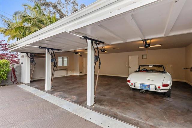 2205 Locust St, San Diego CA: https://media.crmls.org/mediaz/2dcab9ed-6d0e-480b-8d2b-af291bdb9213.jpg