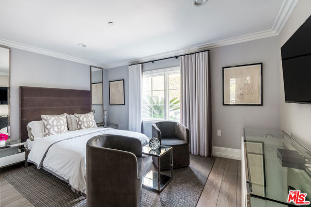 727 N Alta Drive, Beverly Hills CA: https://media.crmls.org/mediaz/2dcc693d-9374-4039-8f2c-2d9e918d3fb4.jpg