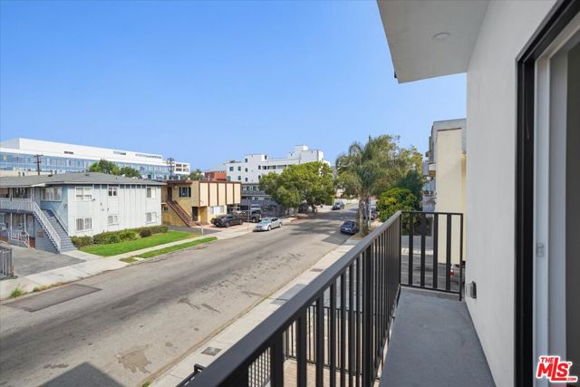 910 N Hudson Avenue, Los Angeles CA: https://media.crmls.org/mediaz/2dcc69b2-0f27-47b8-876c-964d4d23f67c.jpg