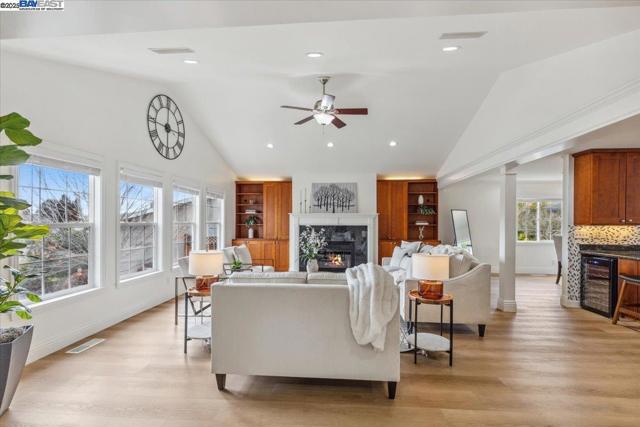 297 Ludlow Pl, San Ramon CA: https://media.crmls.org/mediaz/2dcde568-6cdb-4027-a98b-3597d6ce728f.jpg