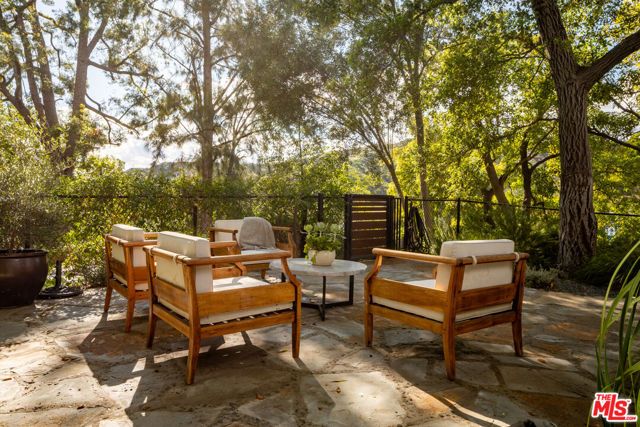1280 Glen Oaks Boulevard, Pasadena CA: https://media.crmls.org/mediaz/2dcdec1f-1b94-45d3-b7e7-cb0e7f77bab3.jpg