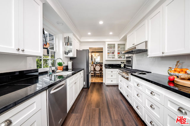 13109 Valley Vista Boulevard, Studio City CA: https://media.crmls.org/mediaz/2dce1f71-111e-475b-ae6a-42c22bfc56e8.jpg