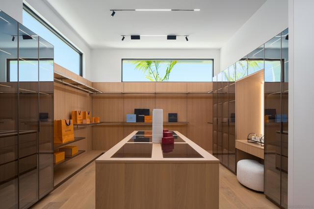 6283 La Jolla Scenic Drive S, San Diego CA: https://media.crmls.org/mediaz/2dcefb0a-5fed-481a-943d-093205c9ed32.jpg