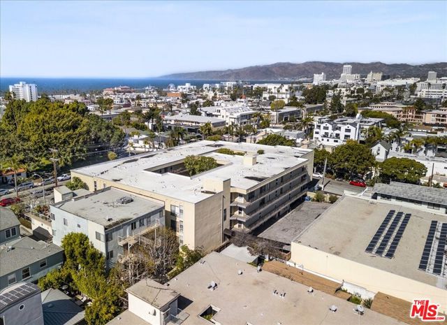 2311 4th Street, Santa Monica CA: https://media.crmls.org/mediaz/2dcf2a12-1504-4163-a918-c9c3b4a0a131.jpg