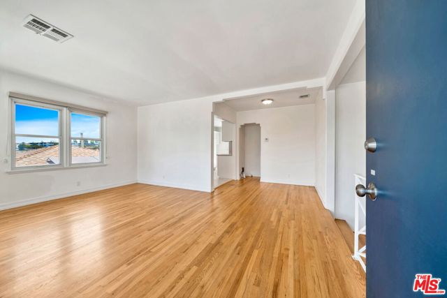 408 W Manchester Avenue, Playa del Rey CA: https://media.crmls.org/mediaz/2dd0a348-0c01-4b9d-aa88-03612ed46f5b.jpg