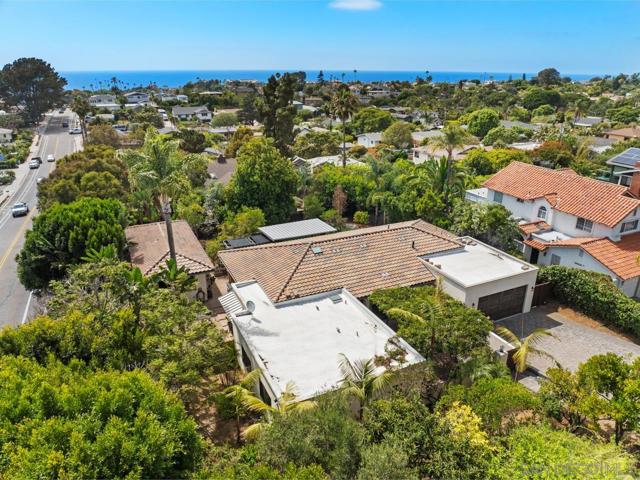 1180 Devonshire Dr, Encinitas CA: https://media.crmls.org/mediaz/2dd0e486-93d4-42ad-b311-513937a2cd9a.jpg