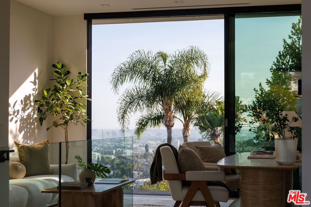 https://media.crmls.org/mediaz/2dd114dc-b99a-4d27-b25b-fd7918e66526.jpg?preset=X-Large
