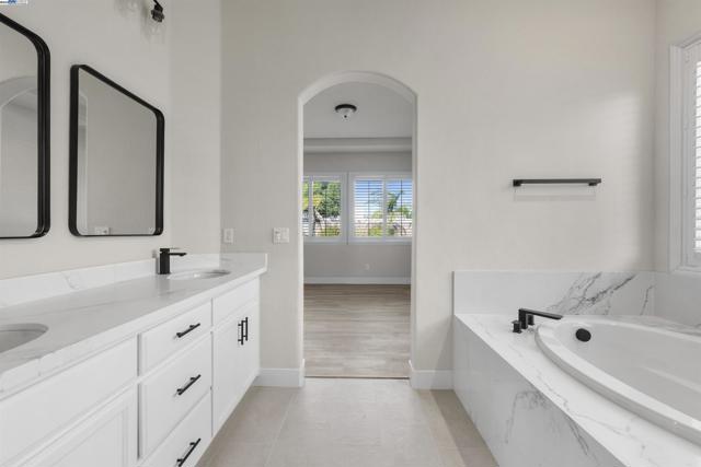 1060 swan river ct, Vacaville CA: https://media.crmls.org/mediaz/2dd19861-38ec-4d67-942a-b96408652608.jpg
