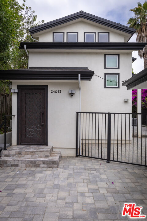 24042 Killion Street, Woodland Hills CA: https://media.crmls.org/mediaz/2dd2f7ec-5f19-4a6e-af90-3a721b58130f.jpg