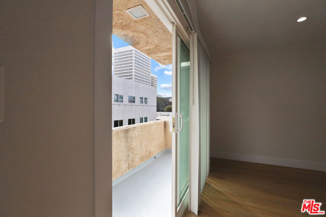 1821 S Bentley Avenue, Los Angeles CA: https://media.crmls.org/mediaz/2dd34d93-8f35-4795-ba9e-a001945cb637.jpg