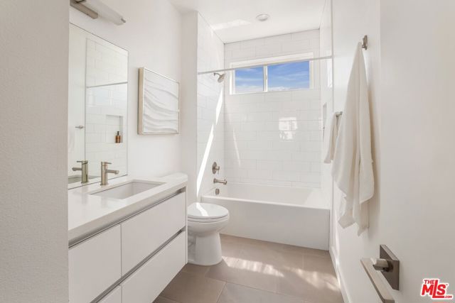 11724 Culver Boulevard, Los Angeles CA: https://media.crmls.org/mediaz/2dd47eb9-a286-4fcd-952e-d823efa12188.jpg