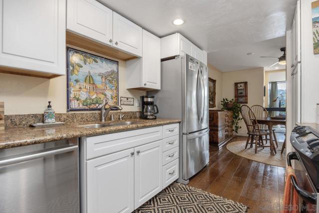 2564 Navarra Dr, Carlsbad CA: https://media.crmls.org/mediaz/2dd4d46c-f6e0-4379-b22d-70fdc4569a0e.jpg