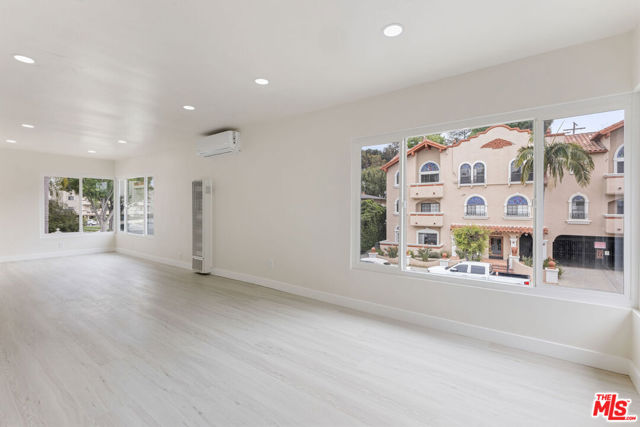 7127 Ramsgate Avenue, Los Angeles CA: https://media.crmls.org/mediaz/2dd5124a-1f4e-4ed9-94f9-2339140f367f.jpg