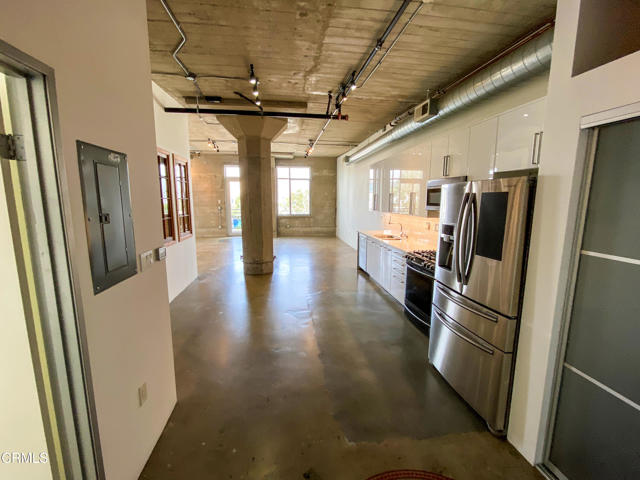 825 E 4th Street, Los Angeles CA: https://media.crmls.org/mediaz/2dd5a402-1746-44f0-b4ad-28681fb2e719.jpg