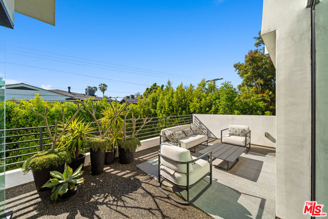 849 N Spaulding Avenue, Los Angeles CA: https://media.crmls.org/mediaz/2dd5b71c-2a4d-403e-82c7-674328dffb50.jpg