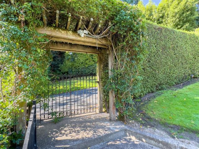 2155 Geri Lane, Hillsborough CA: https://media.crmls.org/mediaz/2dd646a4-e7f5-4722-bce1-e3eaf39bbe30.jpg