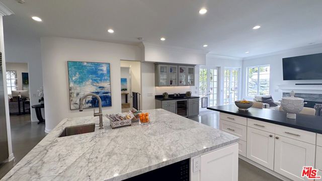 723 10th Street, Santa Monica CA: https://media.crmls.org/mediaz/2dd6c454-e48e-4912-b664-fbea2e0affab.jpg