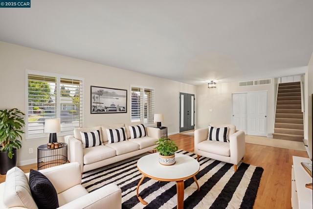 715 Graymont Circle, Concord CA: https://media.crmls.org/mediaz/2dd74c61-ed69-49e4-861a-7df5fb743430.jpg