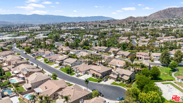 11501 Trailrun Court, Riverside CA: https://media.crmls.org/mediaz/2dd78f69-af04-4216-b1e9-2784a8a25c29.jpg
