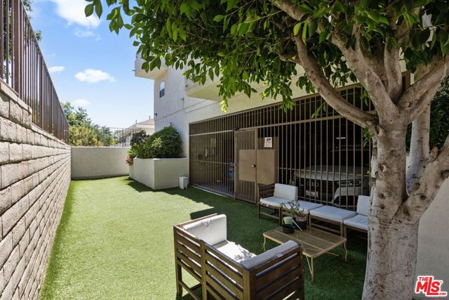 716 Maltman Avenue, Los Angeles CA: https://media.crmls.org/mediaz/2dd79b88-d723-4d57-b965-8e3194458b1f.jpg