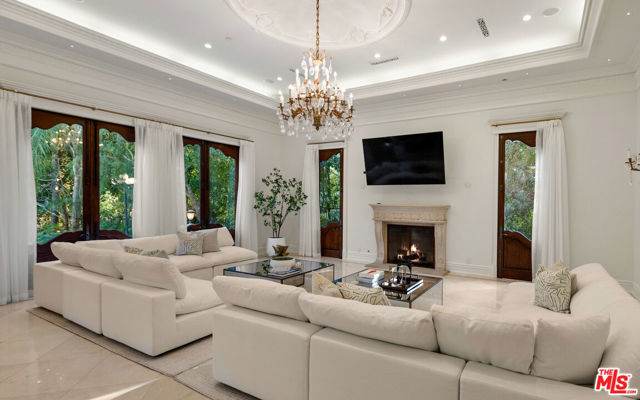1021 N Crescent Drive, Beverly Hills CA: https://media.crmls.org/mediaz/2dd7a977-31a3-4add-83d2-05bd42318386.jpg