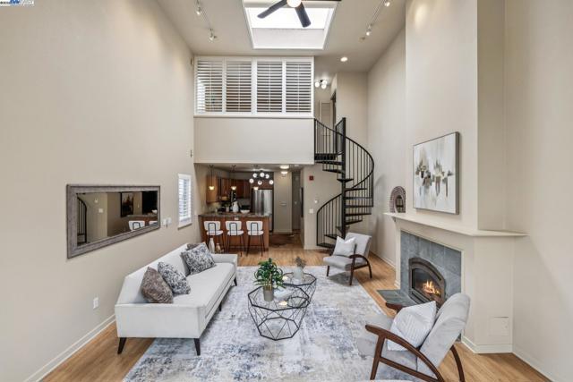 950 Harrison, San Francisco CA: https://media.crmls.org/mediaz/2ddade15-7f2e-4805-86e7-375445d49fc4.jpg